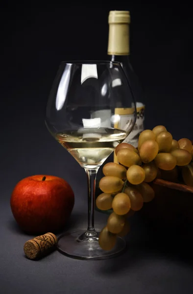 Натюрморт с фруктами и бокалом вина — стоковое фото