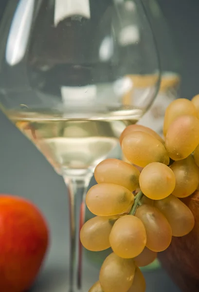Bodegón con copa de vino y fruta —  Fotos de Stock