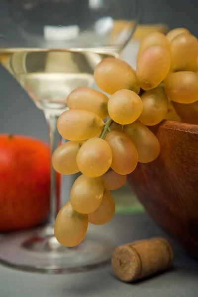 Натюрморт с фруктами и бокалом вина — стоковое фото