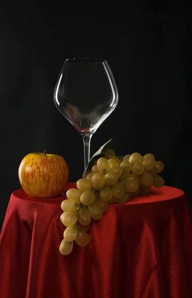 フルーツとワインのグラスのある静物 — ストック写真