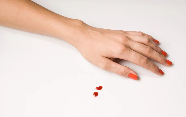 Vrouw hand en een druppel bloed — Stockfoto