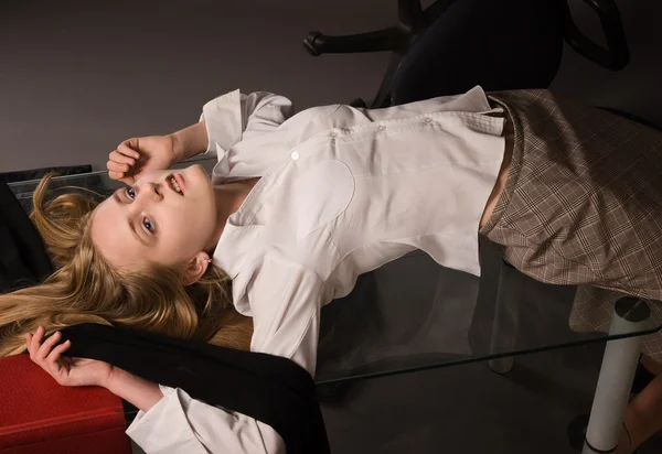Livlös flicka liggande på ett bord — Stockfoto