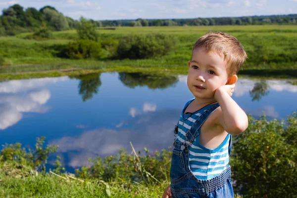 Маленький хлопчик на озері — стокове фото