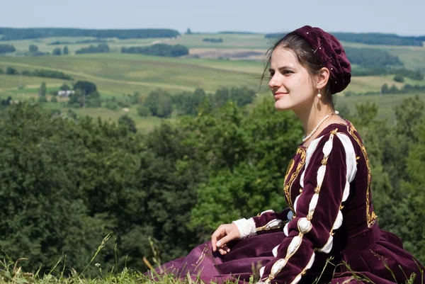 Ung kvinna i renässansens klänning — Stockfoto