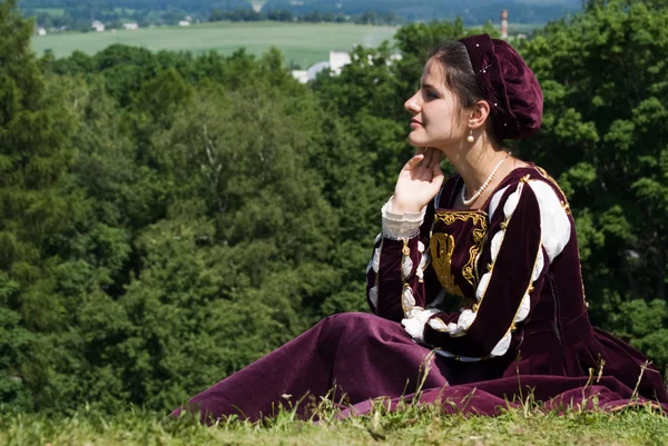 Mujer joven en vestido renacentista — Foto de Stock