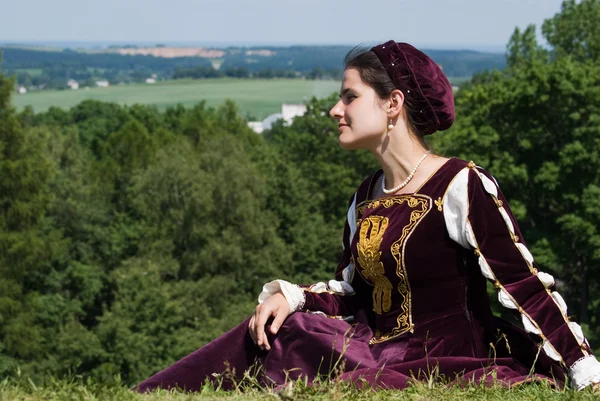 Mladá žena v renesanční šaty — Stock fotografie