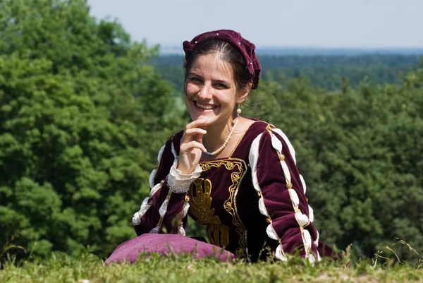 Молодая женщина в платье эпохи Возрождения — стоковое фото