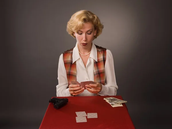 Красивая женщина с карточками — стоковое фото