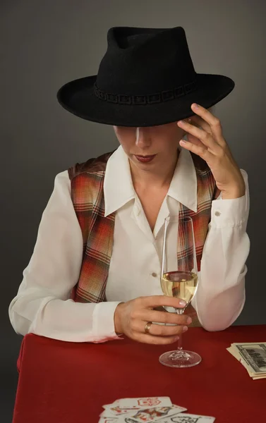 Szép nő, egy fekete kalap, egy pohár — Stock Fotó