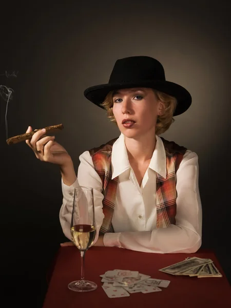 Hermosa mujer en un sombrero negro con un cigarro — Foto de Stock
