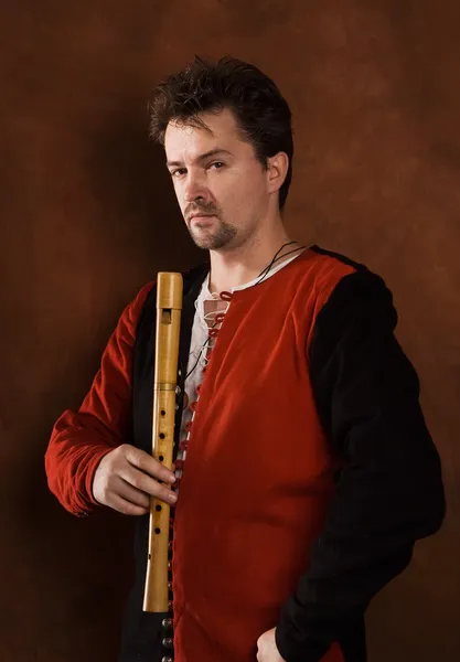 Muž v středověké oblek drobet flétna — Stock fotografie