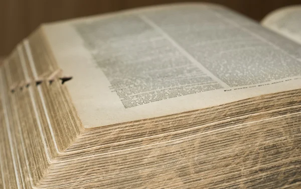 Volume de livro antigo em uma biblioteca — Fotografia de Stock
