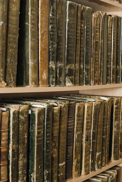 Estantes de libros con viejos libros de archivo de 19 siglos —  Fotos de Stock