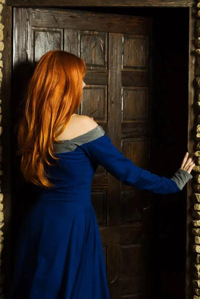 Jovem mulher em vestido renascentista porta aberta — Fotografia de Stock