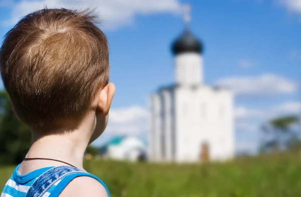 Маленький хлопчик на фоні православної церкви — стокове фото