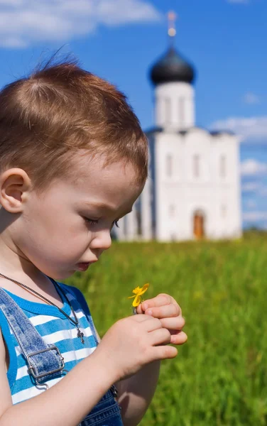 Niño pequeño en un fondo de iglesia ortodoxa —  Fotos de Stock