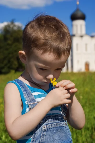 Маленький хлопчик на фоні православної церкви — стокове фото