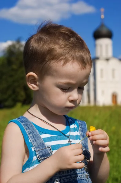 Niño pequeño en un fondo de iglesia ortodoxa — Foto de Stock