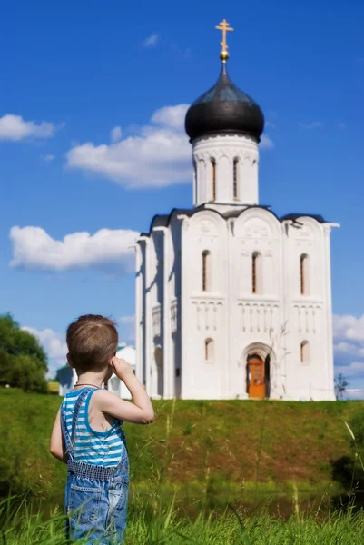 Petit garçon sur fond d'église orthodoxe — Photo