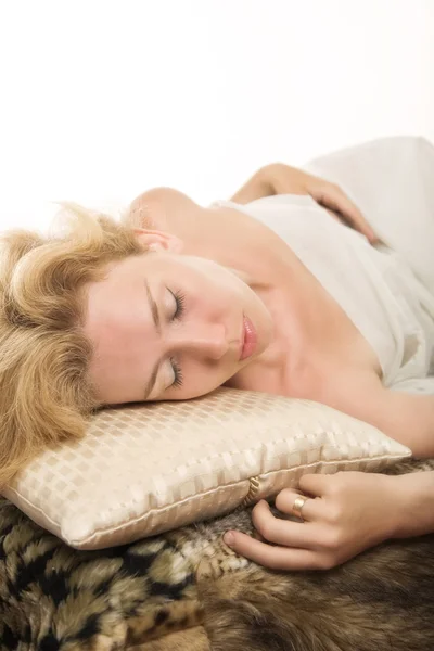 Schlafende blonde Frau — Stockfoto