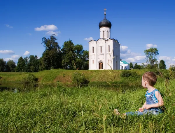 Little boy on a orthodox church background — Stock Photo, Image