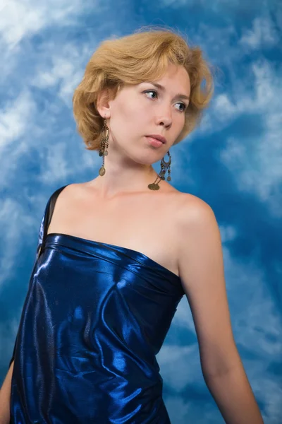 Mulher loira bonita em tecido azul escuro — Fotografia de Stock