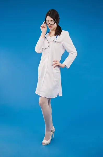 Mladá zdravotní sestra se stetoskopem — Stock fotografie