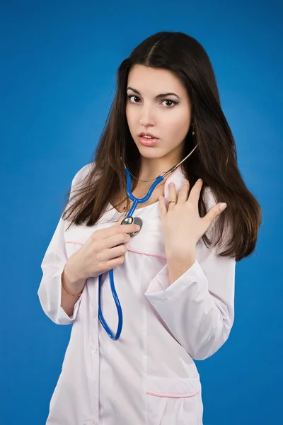 Mladá zdravotní sestra se stetoskopem — Stock fotografie
