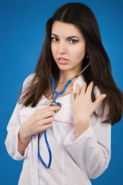 Młoda pielęgniarka stetoskopem — Zdjęcie stockowe