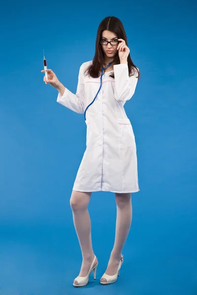 Asistentă medicală cu seringă de unică folosinţă — Fotografie, imagine de stoc