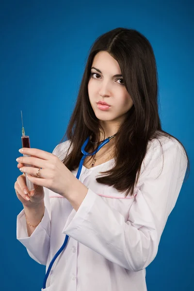 Enfermeira com seringa descartável — Fotografia de Stock