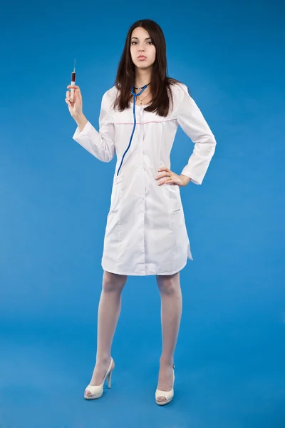 Медсестра с одноразовым шприцем — стоковое фото