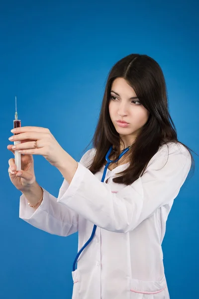 Медсестра с одноразовым шприцем — стоковое фото