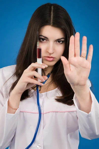 Sjuksköterska med en disponibel spruta — Stockfoto