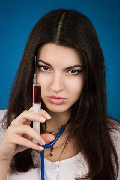 Sjuksköterska med en disponibel spruta — Stockfoto