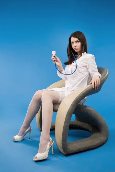 Una bella giovane infermiera con uno stetoscopio — Foto Stock