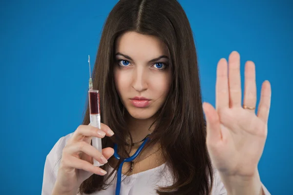 Jeune infirmière avec une seringue — Photo