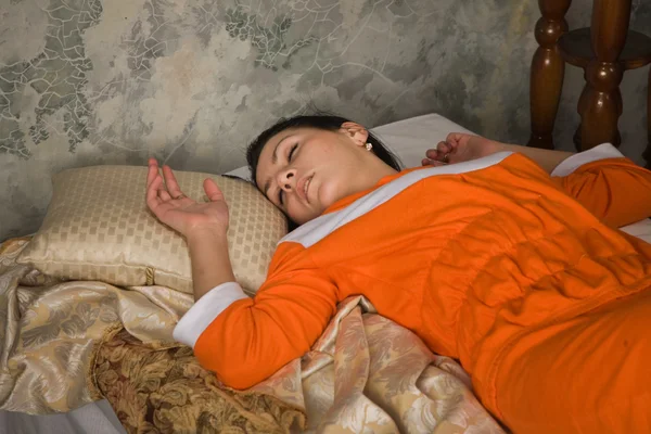 豪華なベッドルームで眠っているブルネット — ストック写真