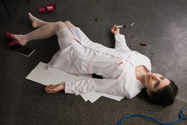 바닥에 누워 하는 간호사 — 스톡 사진