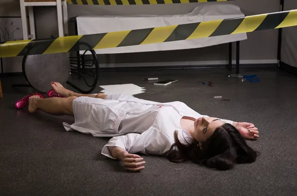 Enfermeira deitada no chão — Fotografia de Stock