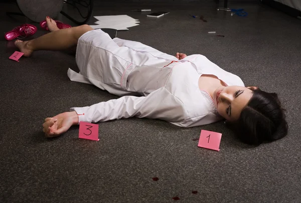 Медсестра лежить на підлозі — стокове фото