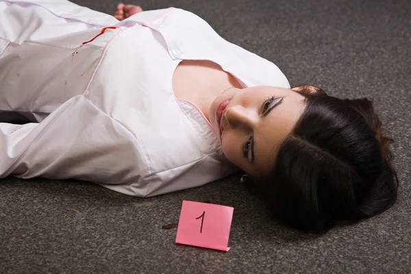 Медсестра лежить на підлозі — стокове фото