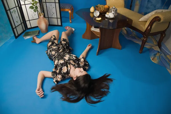 Morena deitada no chão em um quarto de luxo — Fotografia de Stock