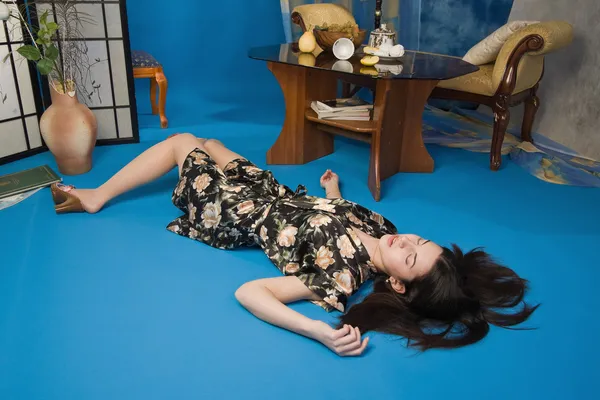 Morena tumbada en el suelo en una habitación de lujo — Foto de Stock