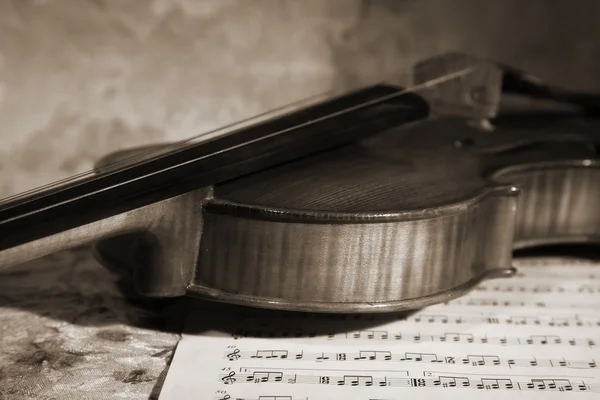 Imagine de aproape a vechii scoruri de vioară witn — Fotografie, imagine de stoc