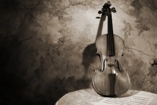 Oude Italiaanse viool op een muur backround — Stockfoto