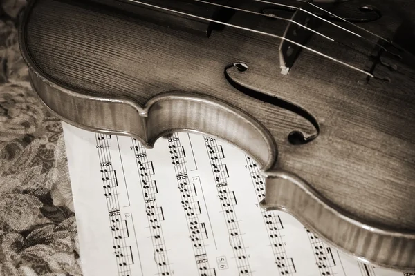 Крупный план старой скрипичной музыки — стоковое фото