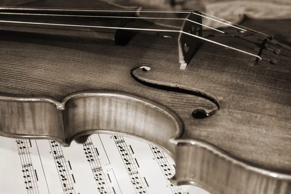 Nahaufnahme der alten Geige mit Partitur — Stockfoto