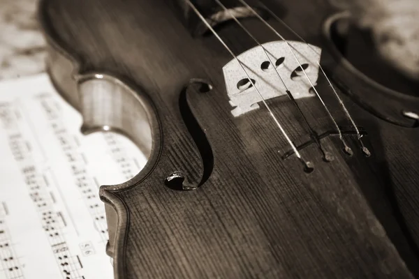 Close-up picture of the old violin witn score — Stock Photo, Image