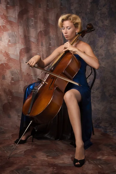 Kobieta w stroju wieczorowym gra na wiolonczeli — Zdjęcie stockowe